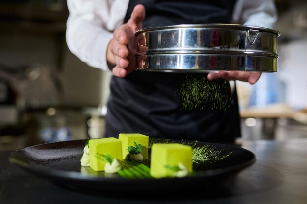 Kucharz przygotowujący danie